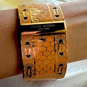 Bracelet henri bendel new condition beautiful rose gold color